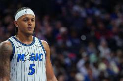 中距离命中率(lǜ)30%，三分命中率(lǜ)26.3%，他是怎么成爲(wèi)NBA球队的核心？