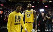 湖人勒布朗(lǎng)·詹姆斯(sī)对布朗(lǎng)尼和里夫斯(sī)的精彩(cǎi)空接配合，做出反(fǎn)应