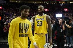 湖人勒布朗(lǎng)·詹姆斯(sī)对布朗(lǎng)尼和里夫斯(sī)的精彩(cǎi)空接配合，做出反(fǎn)应