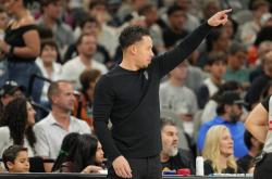 马刺大胜雄(xióng)鹿，重(zhòng)返第二，疯狂三连败，字母(mǔ)哥申请交易快了