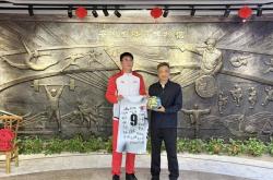 安徽男子手球(qiú)队全(quán)运签名战袍与比赛用球(qiú)正式入藏省体育博物馆