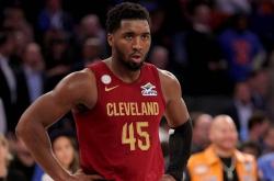 多(duō)诺万·米切(qiè)尔应对球场沖(chōng)突(tū)，表现镇定(dìng)