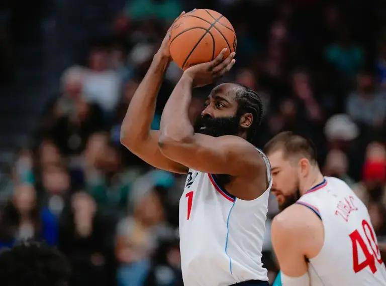 哈登爆发，却被保罗抢风头，詹姆斯表态，留给快船的机会不多了！