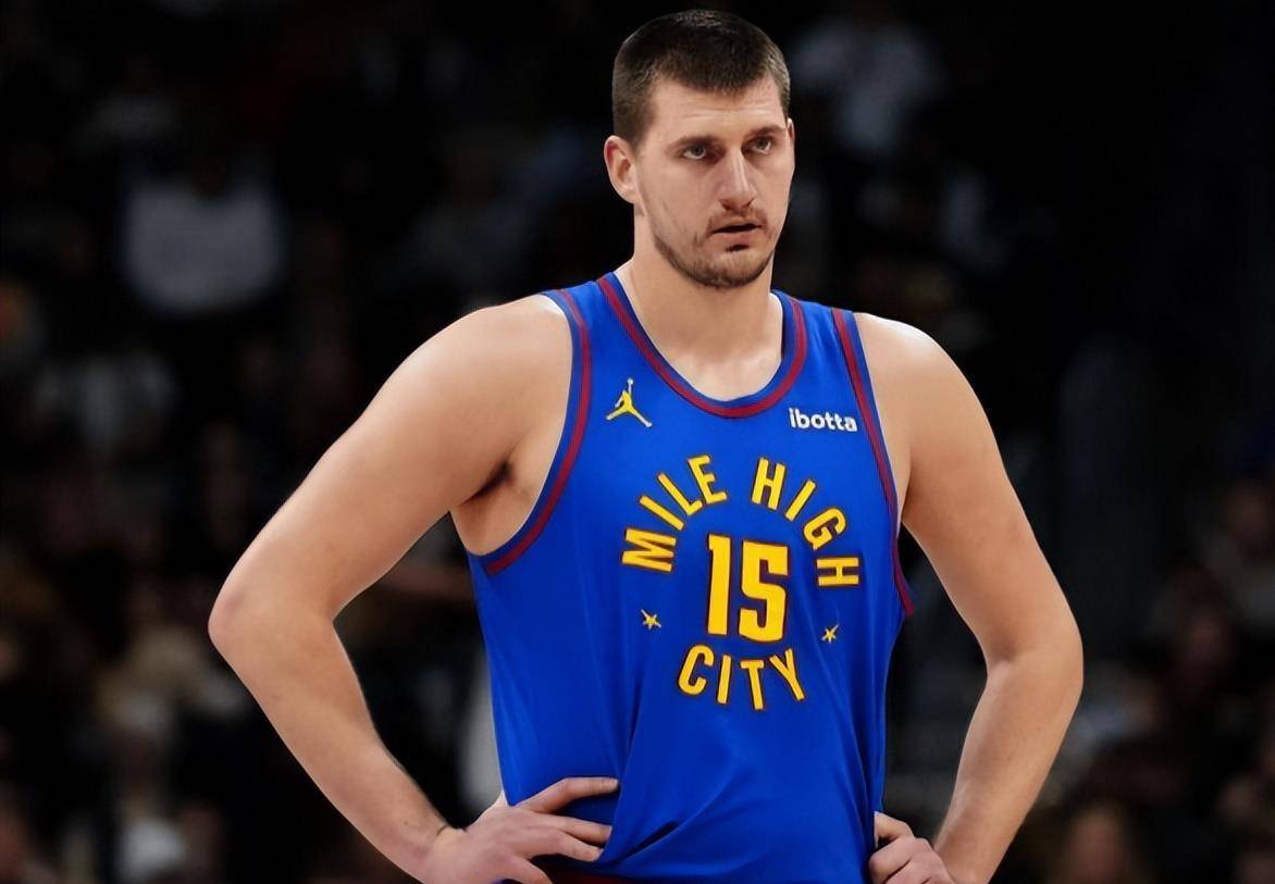 NBA明日赛程：库里左膝扭伤，勇士主场迎战鹈鹕，快船独行侠谁能止住颓势