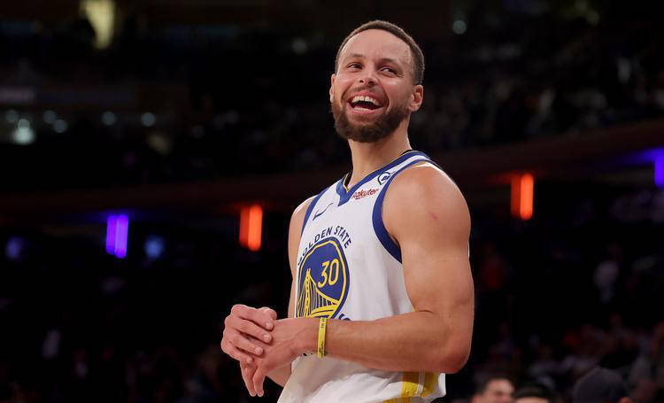 库里再创历史纪录，追平乔丹成NBA历史第一