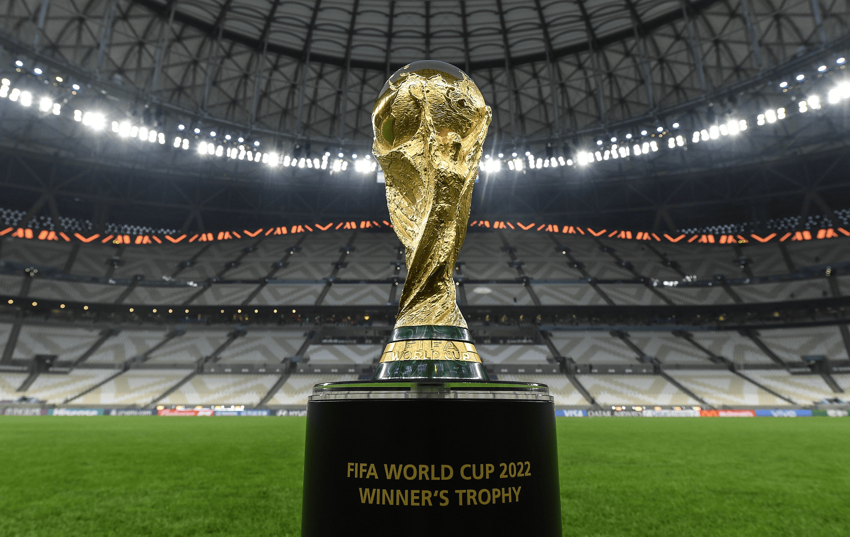 喜讯！U16国足中场加盟欧冠球队，刚穿队服合照