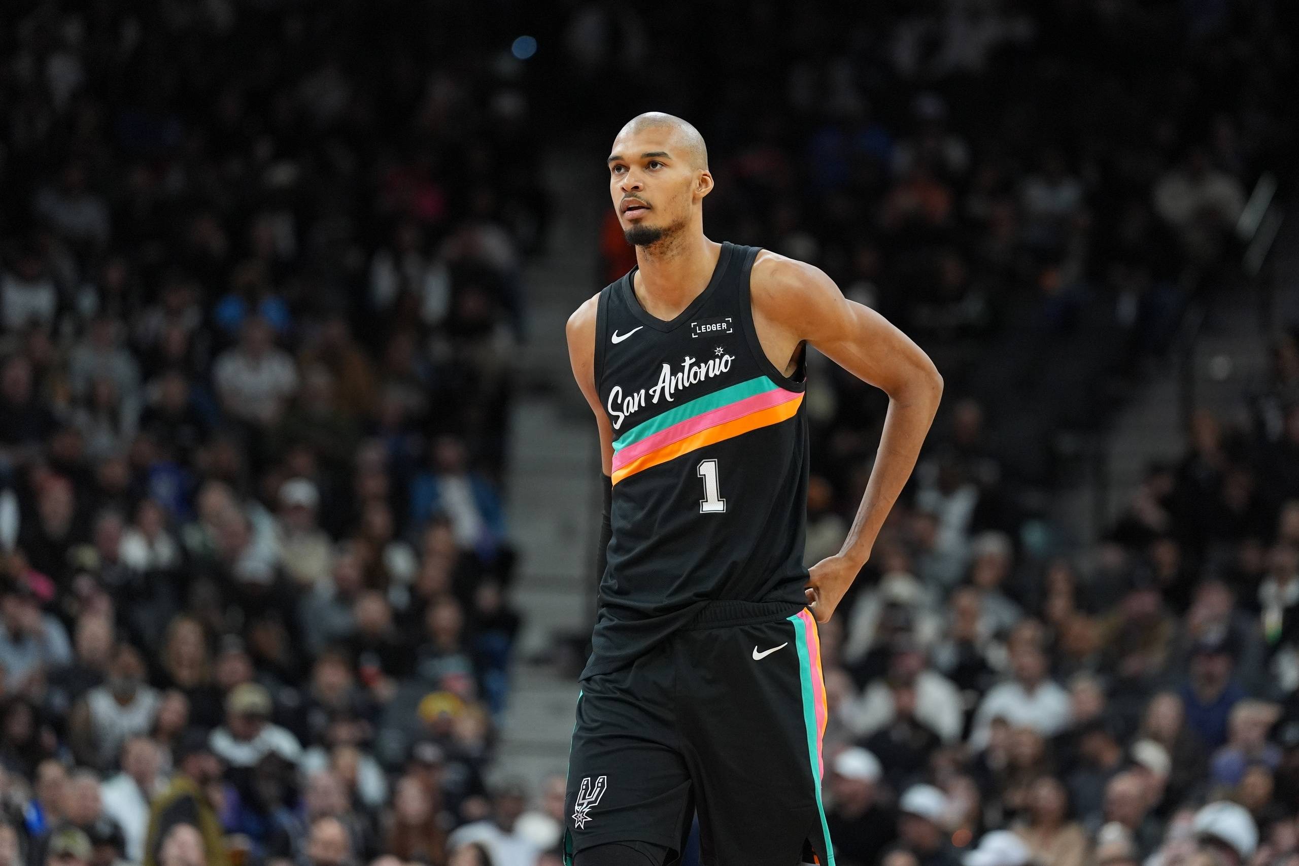 马刺大胜雄鹿，重返第二，疯狂三连败，字母哥申请交易快了