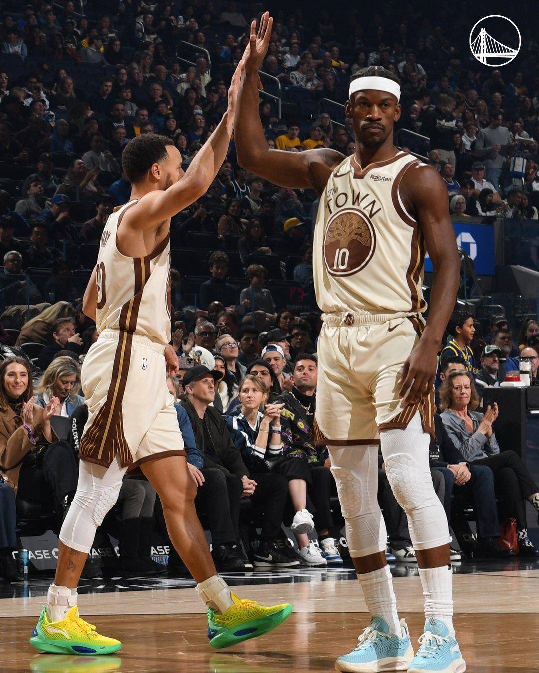 库里27+10+2盖帽+6记3分创NBA神迹，勇士完胜国王创纪录！威少13+7